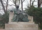 statue1