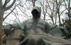 statue2
